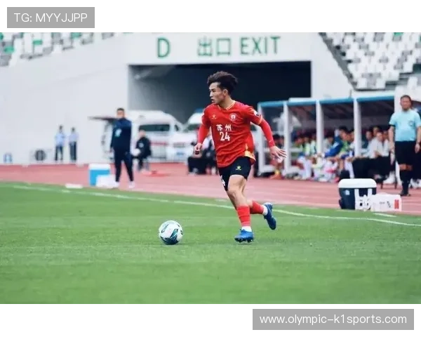 足球妙传与个人突破完美结合球员自射传球助攻再创经典进球 足球妙传与个人突破完美结合球员自射传球助攻再创经典进球